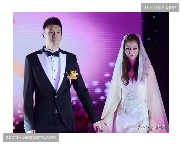 孙悦出门像接戏的男主,西装墨镜一圈随从,和当年场上拼命的他判若两人 孙悦出门像接戏的男主,西装墨镜一圈随从,和当年场上拼命的他判若两人